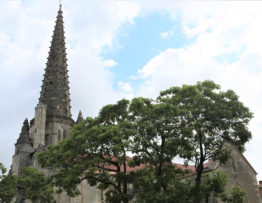 Eglise Saint-Jean, clocher, vue partielle