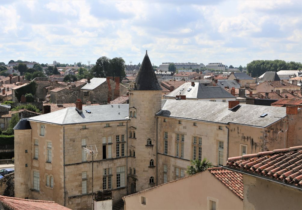 Hôtel de la Sénéchaussée : vue générale de l'hôtel dans son environnement depuis le Nord-Ouest