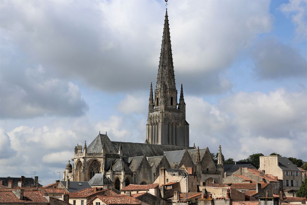 Eglise Notre-Dame : vue générale de l'église dans son environnement depuis le Nord-Est