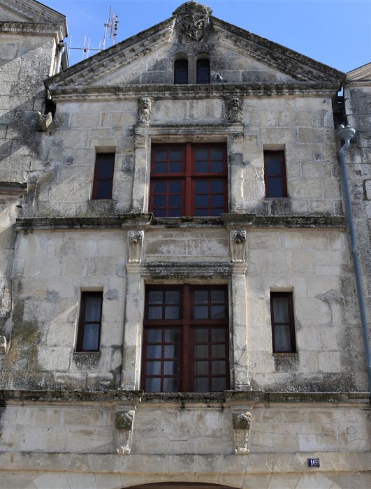 Immeuble : façade sur rue, vue partielle