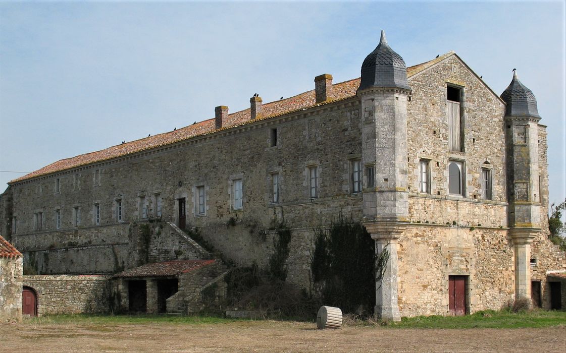 Abbaye de Lieu-en-Jard ou Lieu-Dieu (ancienne), façades sud et est, vue générale