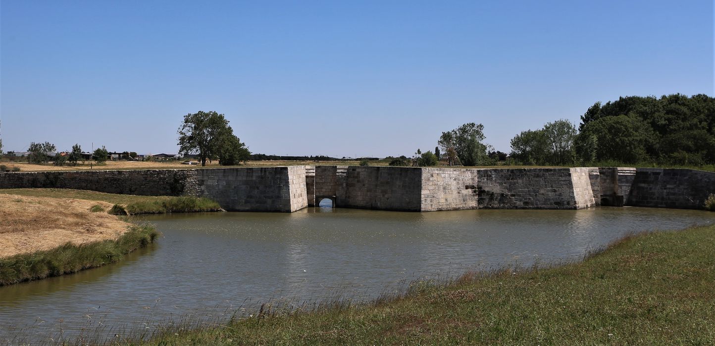 Ouvrages d'art situés sur le canal de la Taillée (également sur commune de Notre-Dame-de-Monts), vue partielle