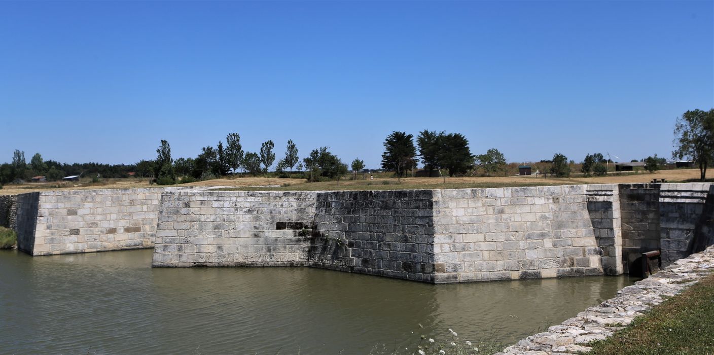 Ouvrages d'art situés sur le canal de la Taillée (également sur commune de Notre-Dame-de-Monts), vue partielle