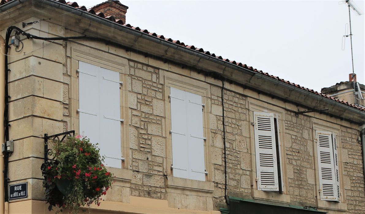 Immeuble : façade sur rue, vue partielle