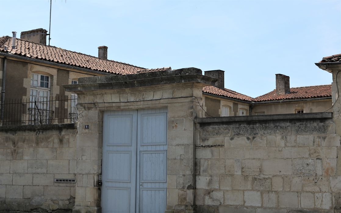 Maison : portail d'accès sur rue, vue générale