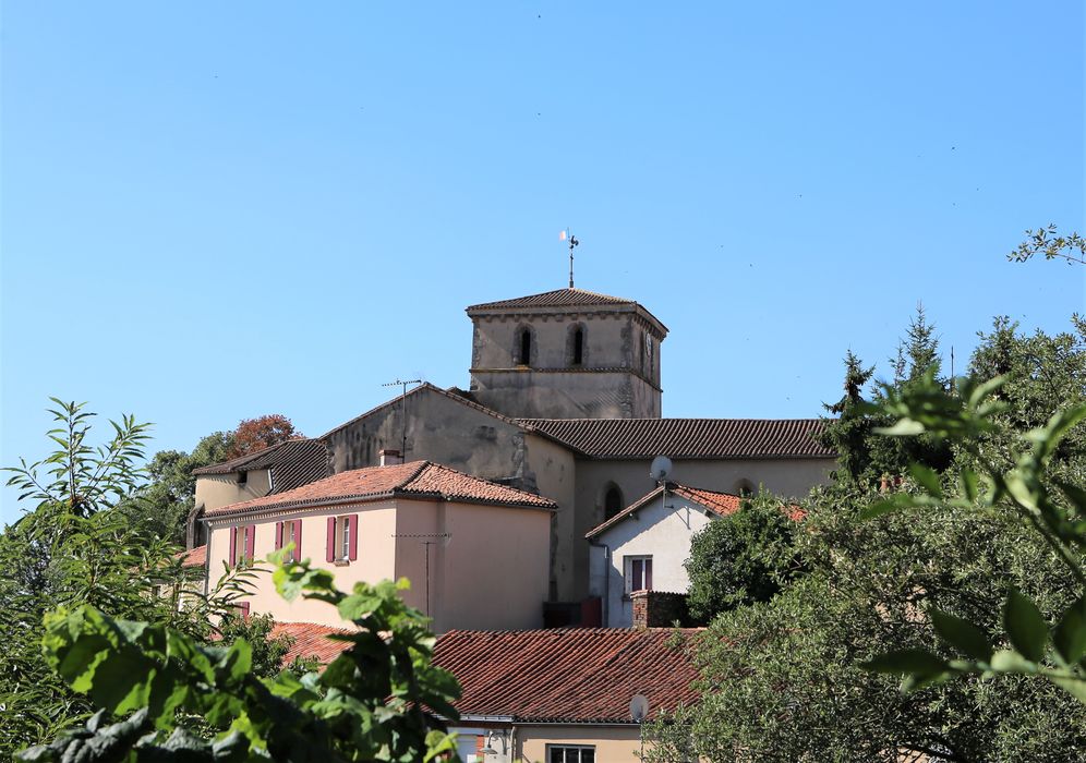 Eglise Saint-Pierre, vue partielle de l'église dans son environnement depuis le Nord