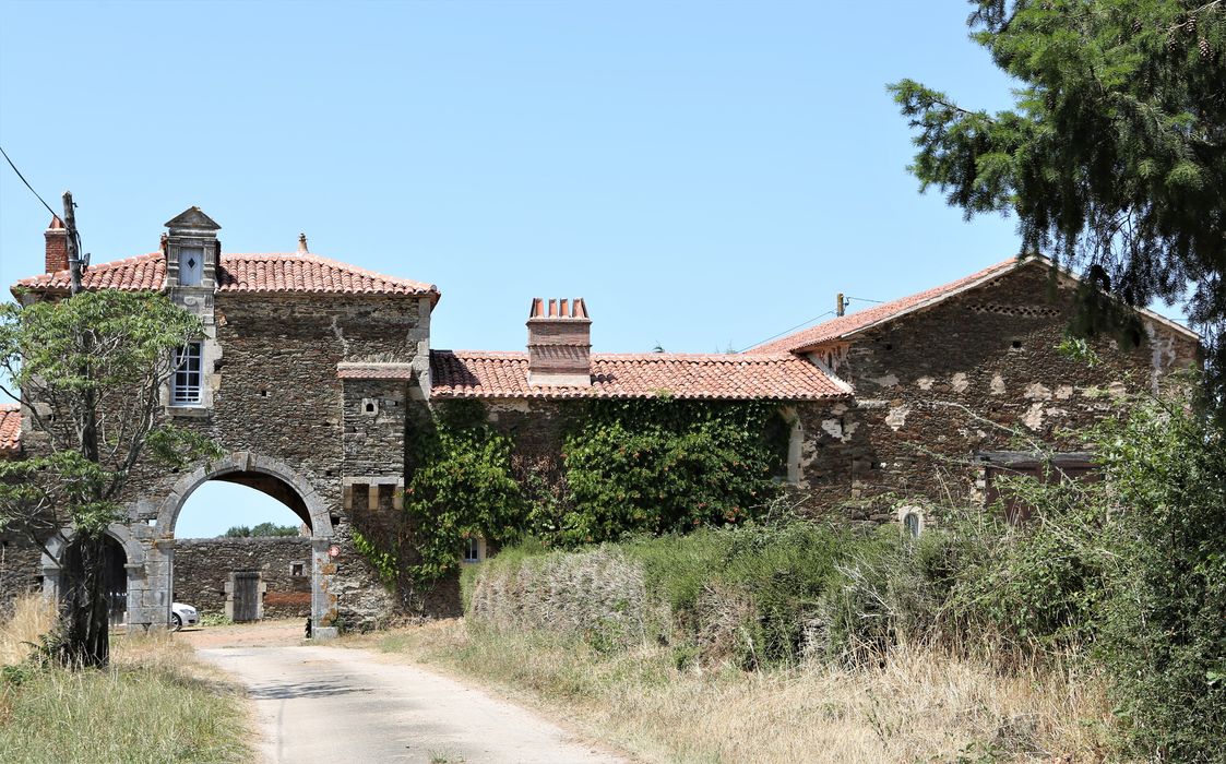 Maison natale de Georges Clémenceau : porche d'accès est, vue générale