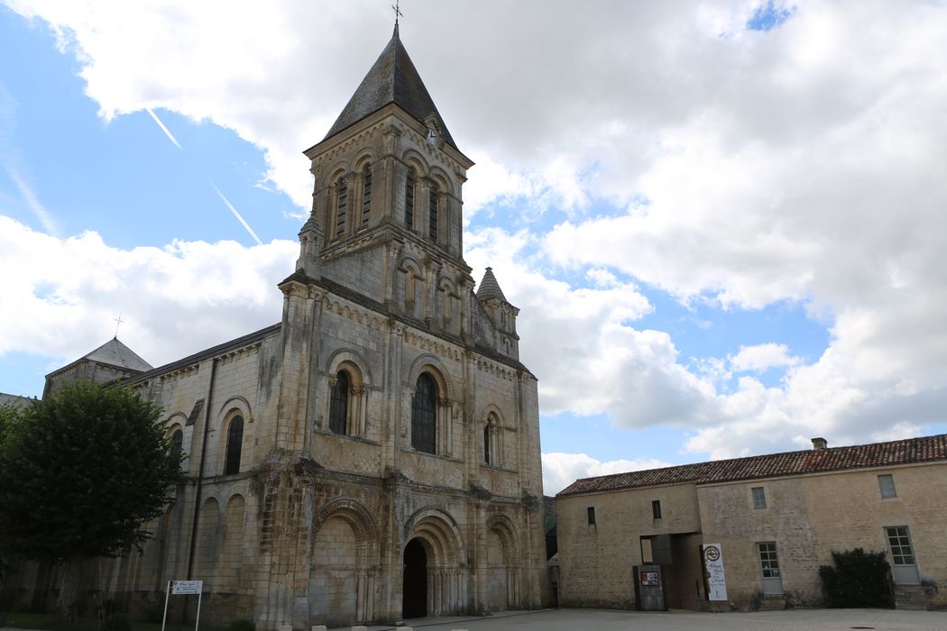 Abbaye (ancienne), façade occidentale, vue générale