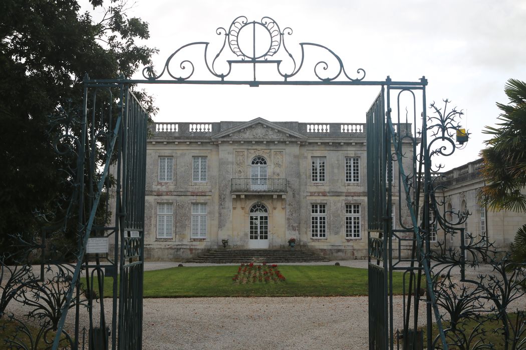 Château de Pierre-Levée : façade ouest, vue générale