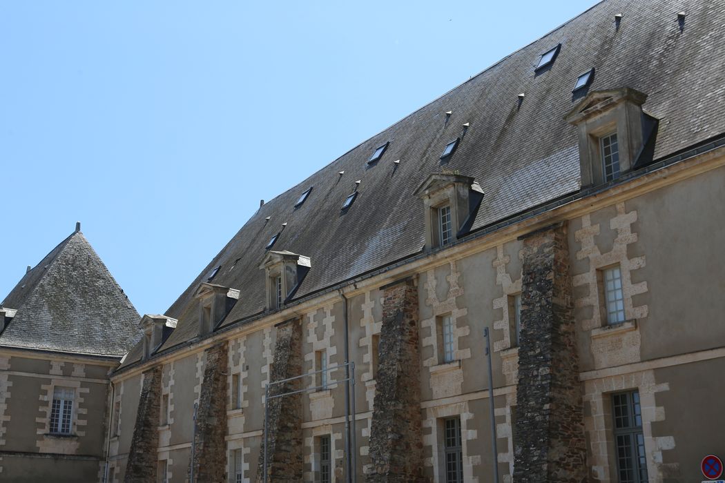 Couvent des Bénédictines de Sainte-Croix (ancien), façade est, vue partielle