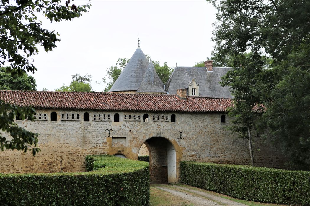 Château de la Girardie, communs, façade est, vue générale