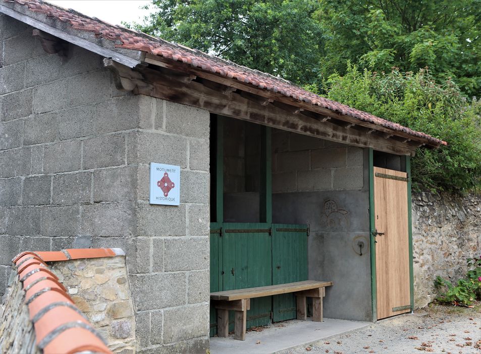 Ancienne école, préault : latrines, vue générale