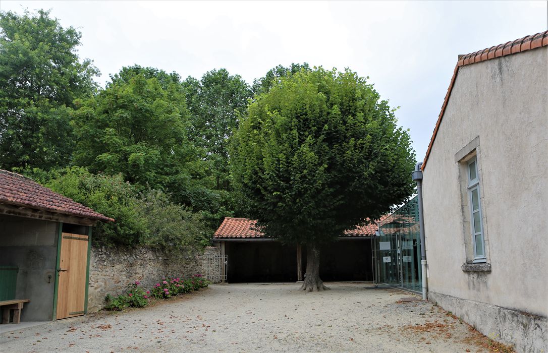 Ancienne école, cour intérieure, vue partielle