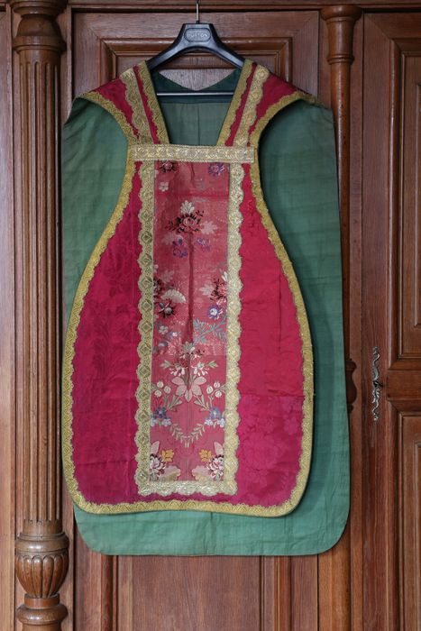 Chasuble, étole de clerc, manipule, voile de calice, bourse de corporal (ornement rouge)