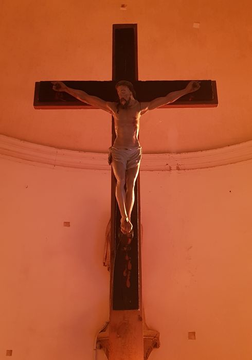 statue : Christ en croix