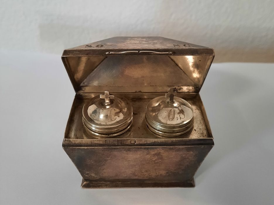 coffret aux saintes huiles et ses ampoules - © Ministère de la Culture (France), Conservation des antiquités et des objets d’art de Vendée – Tous droits réservés