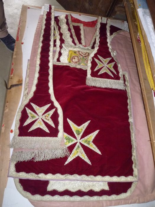 chasuble, étole de clerc, manipule (ornement rouge) - © Ministère de la Culture (France), Conservation des antiquités et des objets d’art de Vendée – Tous droits réservés