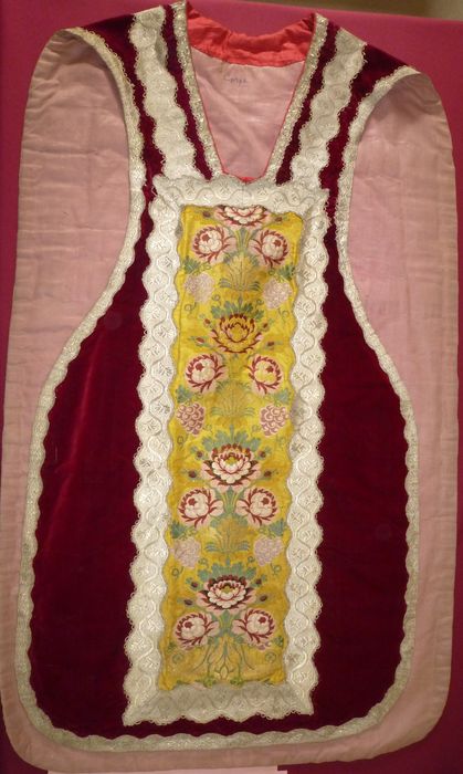 chasuble (ornement rouge) - © Ministère de la Culture (France), Conservation des antiquités et des objets d’art de Vendée – Tous droits réservés 
