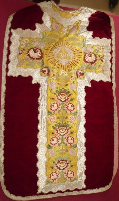 chasuble (ornement rouge) - © Ministère de la Culture (France), Conservation des antiquités et des objets d’art de Vendée – Tous droits réservés 