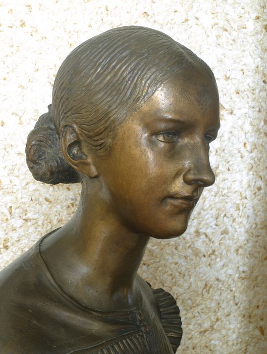 buste : Jeune femme, vue partielle - © Ministère de la Culture (France), Conservation des antiquités et des objets d’art de Vendée – Tous droits réservés 