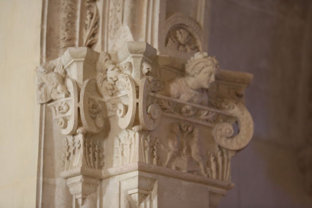 haut-relief et fragments de sculpture du monument funéraire de Marie du Puy-du-Fou - © Ministère de la Culture (France), Conservation des antiquités et des objets d’art de Vendée – Tous droits réservés 
