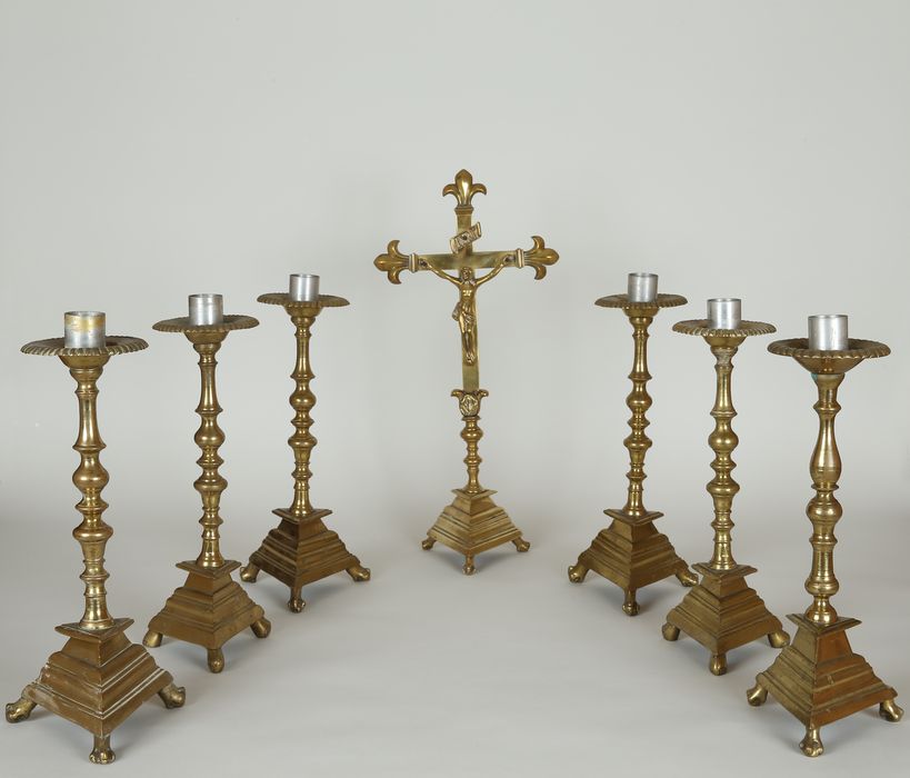 croix d'autel, chandeliers d'autel (garniture d'autel) - © Ministère de la Culture (France), Conservation des antiquités et des objets d’art de Vendée – Tous droits réservés 