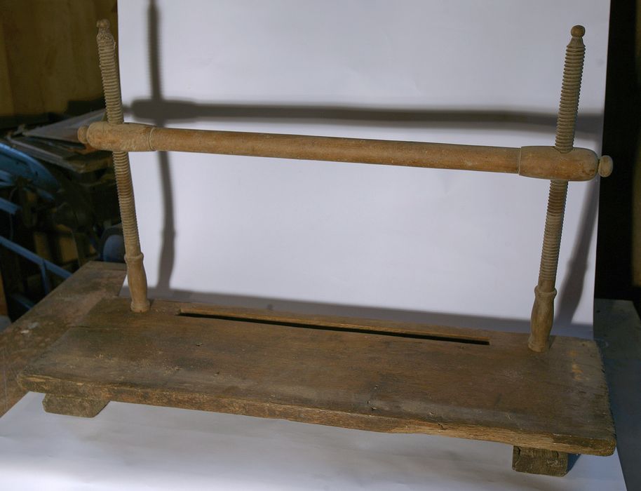 Deux presses à relier (cousoirs)