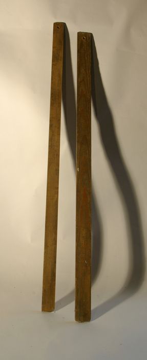 Deux règles en bois
