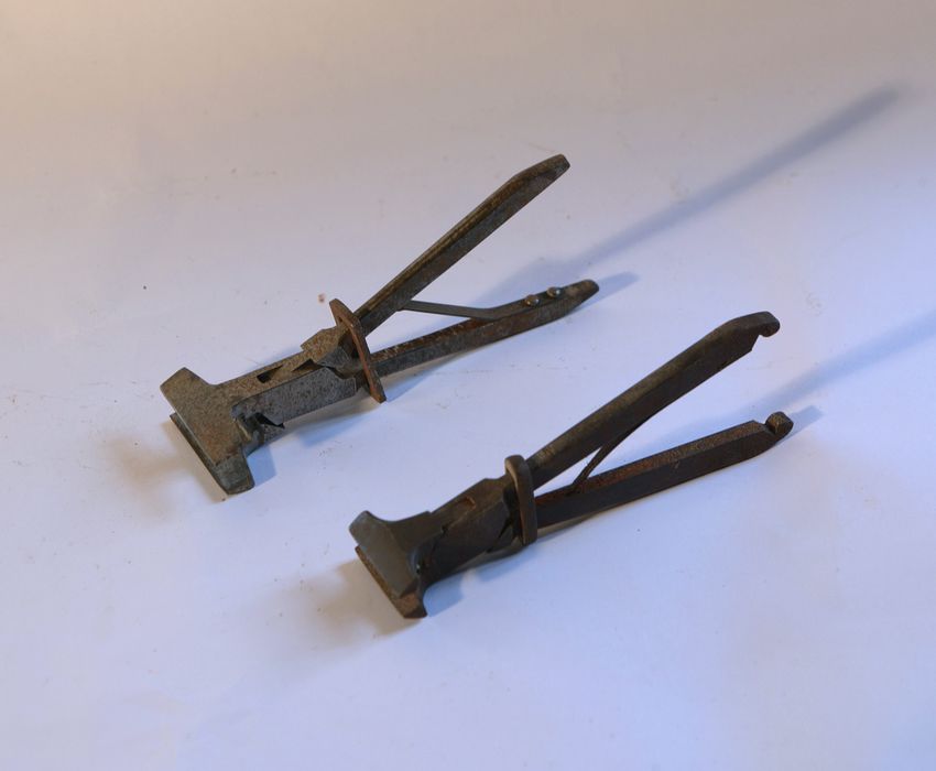 Deux outils servant à marquer (pince à nerfs)