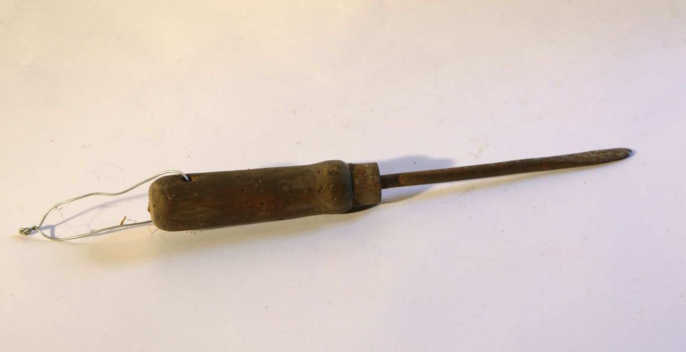 Outil servant à marquer (poinçon à endosser)