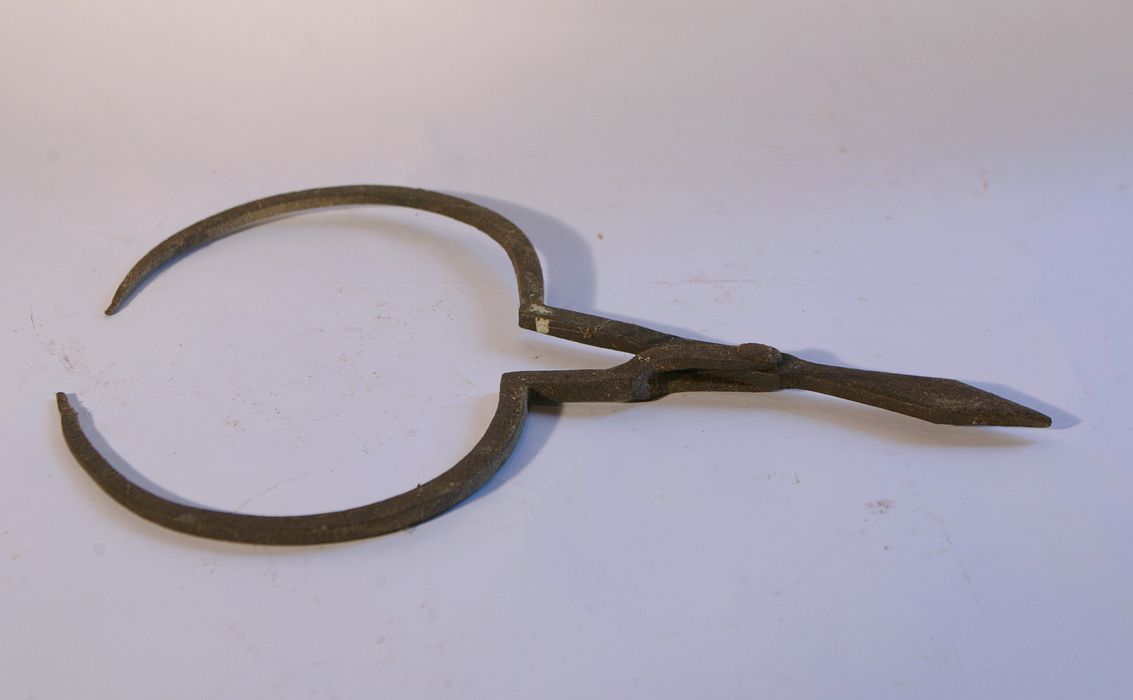 outil spécifique des métiers du cuir (demoiselle)