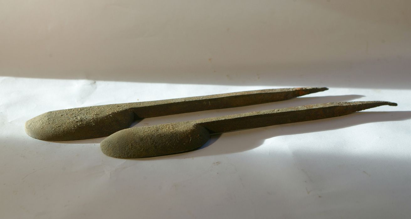 Deux outils spécifiques des métiers du cuir (fer à polir)