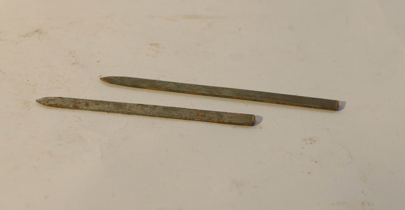 Deux outils spécifiques au métier de l'imprimerie (pointes à rabaisser)