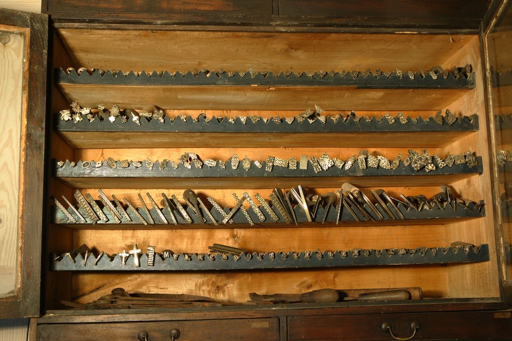 215 outils spécifiques des métiers du cuir (fers à dorer)