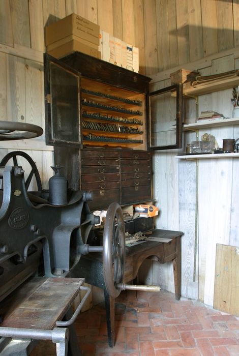 Bureau avec casiers à lettre