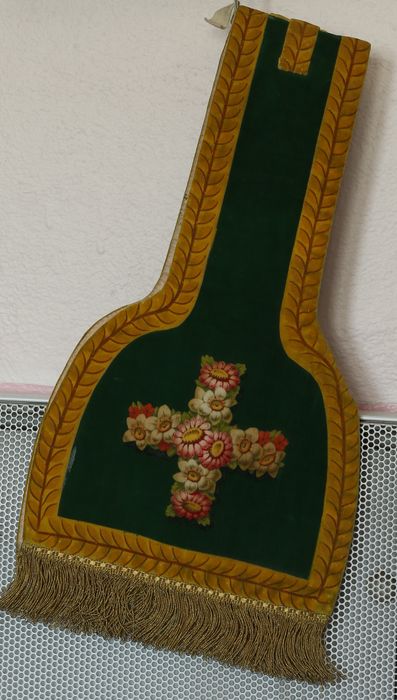 manipule (ornement vert) - © Ministère de la Culture (France), Conservation des antiquités et des objets d’art de Vendée – Tous droits réservés 