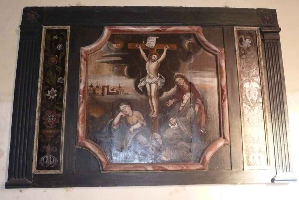 fragment de décor n°2167 : CrucifIxion - © Ministère de la Culture (France), Conservation des antiquités et des objets d’art de Vendée – Tous droits réservés 