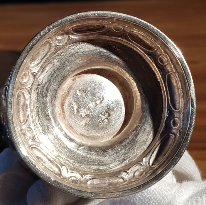 burette, détail des poinçons - © Ministère de la Culture (France), Conservation des antiquités et des objets d’art de Vendée – Tous droits réservés 