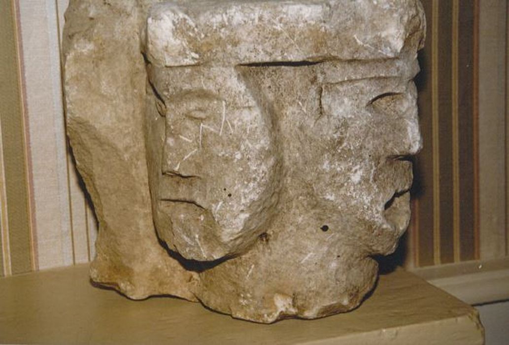 fragment lapidaire n°1974, chapiteau de colonne engagée
