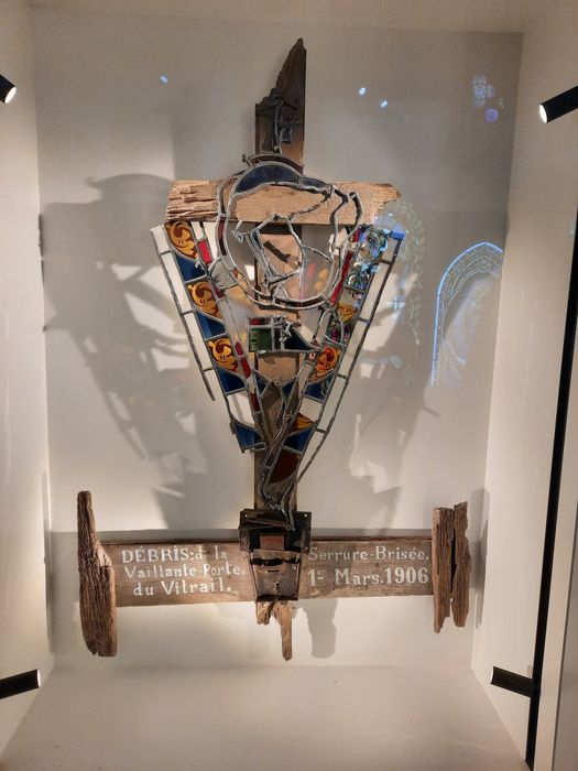 croix montée avec des éléments fracturés lors de l'inventaire de 1906 et une plaque de métal blindage