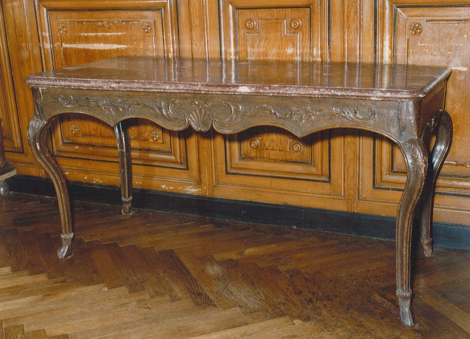 table - © Ministère de la Culture (France), Conservation des antiquités et des objets d’art de Vendée – Tous droits réservés