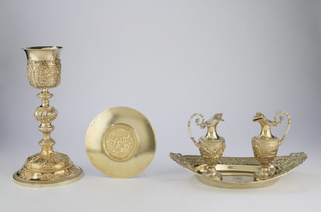 calice, patène, burettes, plateau à burettes de la chapelle de Monseigneur Baillès - © Ministère de la Culture (France), Conservation des antiquités et des objets d’art de Vendée – Tous droits réservés