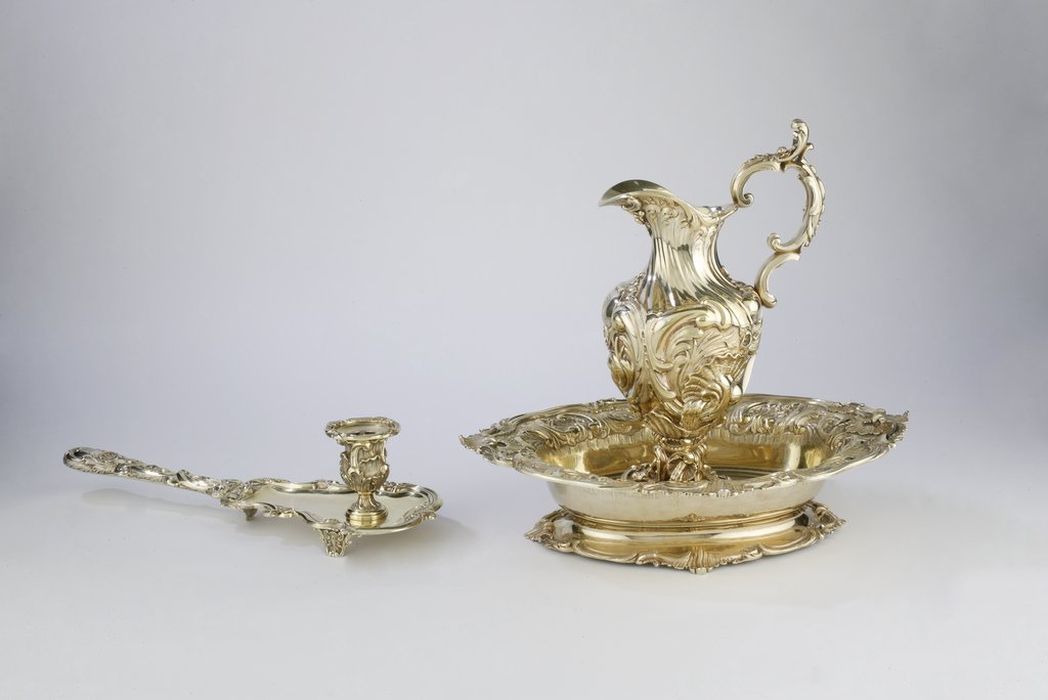 bassin, aiguière, bougeoir pontifical de la chapelle de Monseigneur Baillès - © Ministère de la Culture (France), Conservation des antiquités et des objets d’art de Vendée – Tous droits réservés