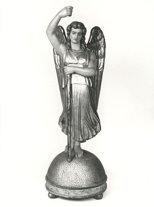 statue : Ange (porte-bannière)