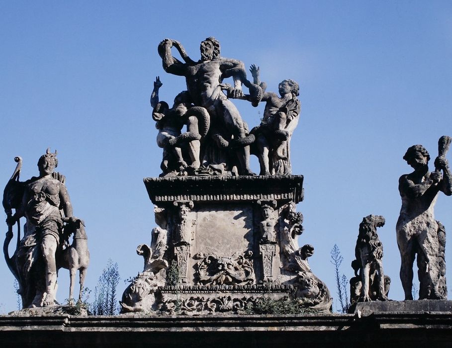 Ensemble de trois groupes sculptés : Hercule et le lion de Nemée, Laocoon et ses fils et Diane chasseresse et son lévrier