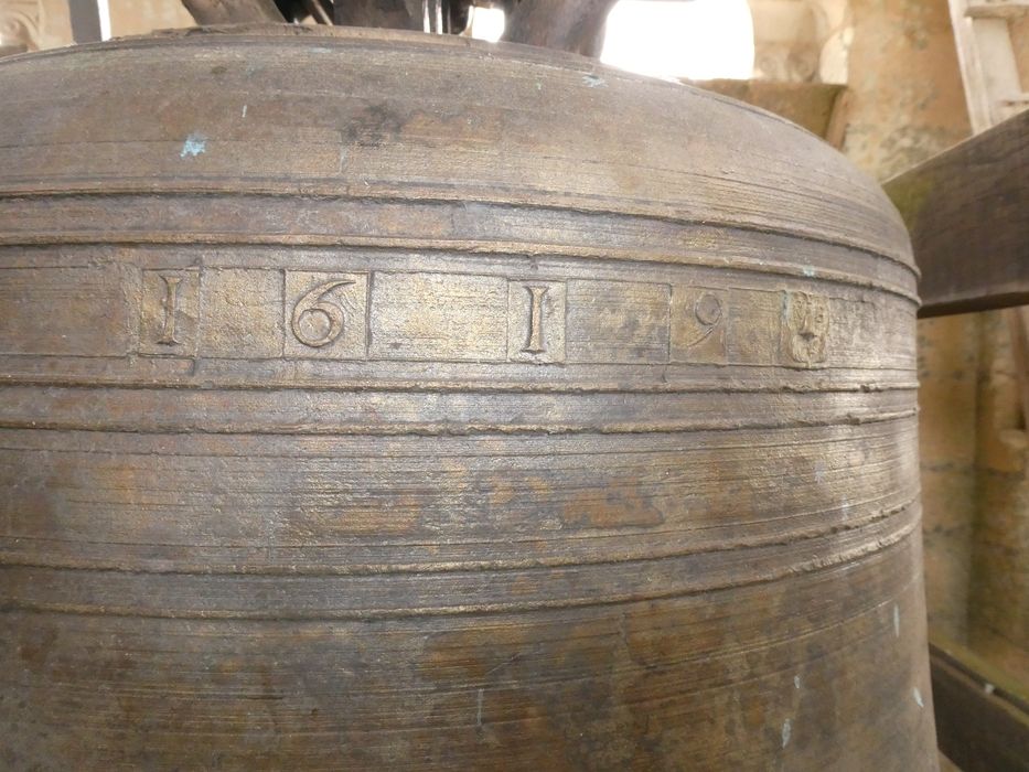 cloche, détail des inscriptions