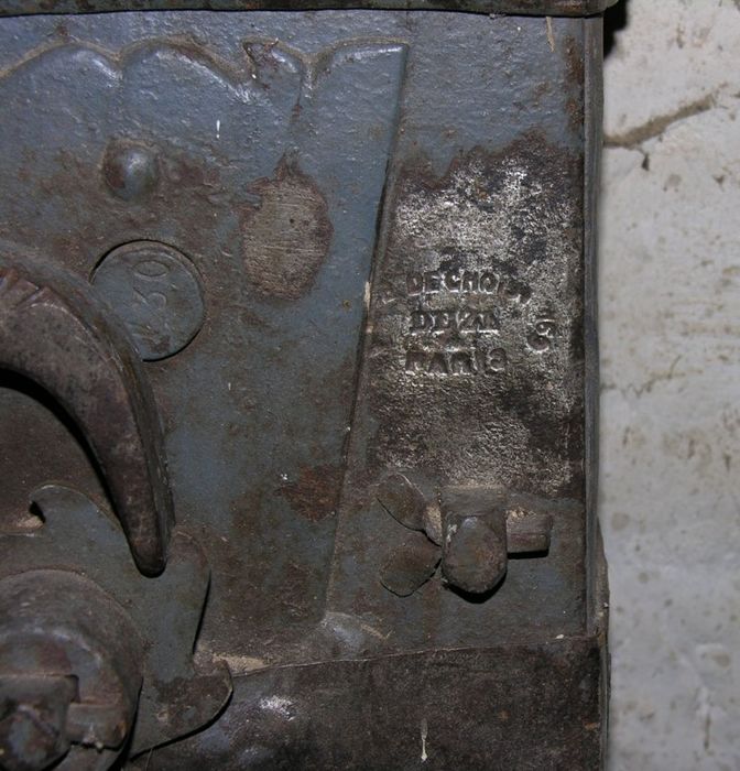 matériel de levage (cric de levage), détail de l'inscription - © Ministère de la Culture (France), Conservation des antiquités et des objets d’art de la Vienne – Tous droits réservés 