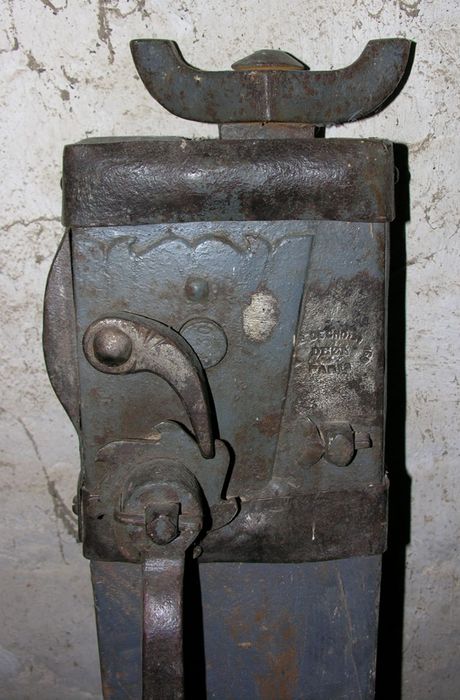 matériel de levage (cric de levage), vue partielle - © Ministère de la Culture (France), Conservation des antiquités et des objets d’art de la Vienne – Tous droits réservés 