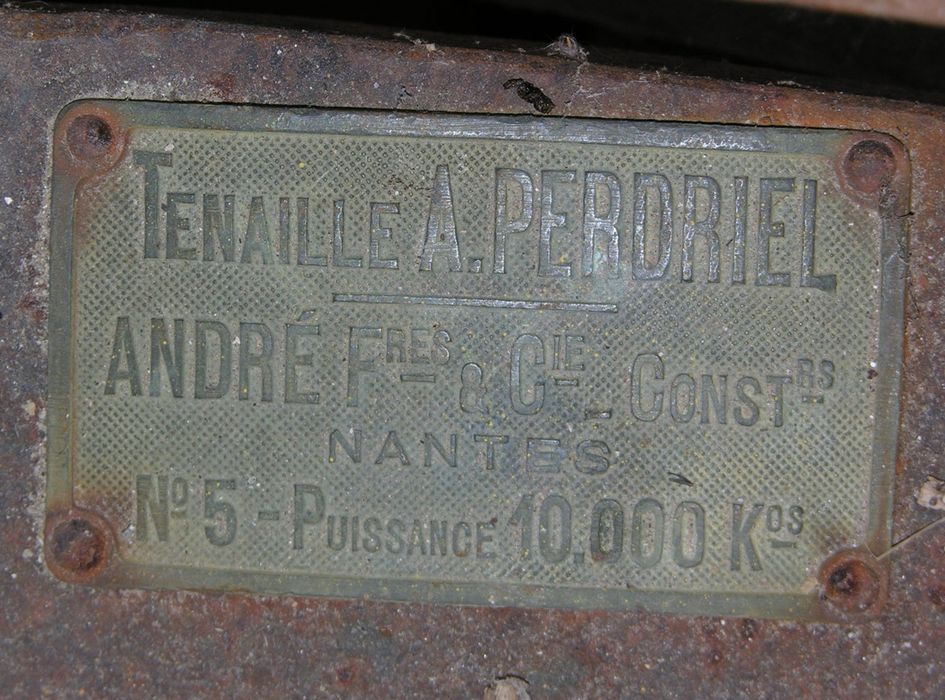 matériel de levage (louve de carrière) dite pince Perdriel, détail de l'étiquette du fabriquant - © Ministère de la Culture (France), Conservation des antiquités et des objets d’art de la Vienne – Tous droits réservés 