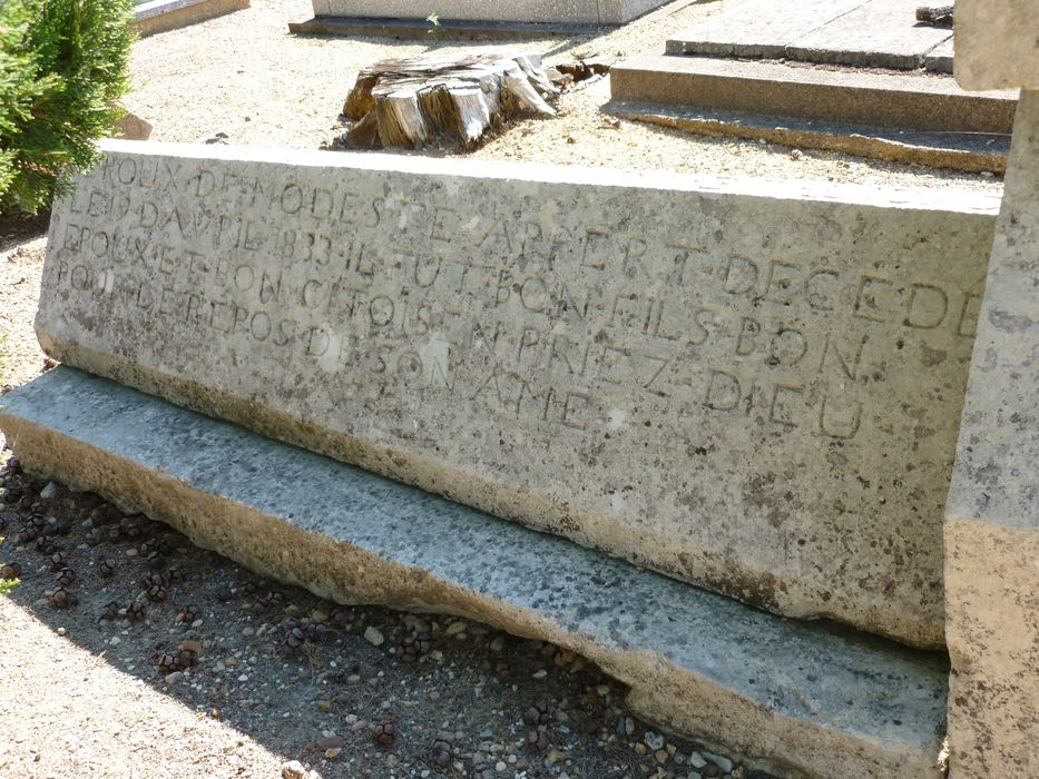 dalle funéraire de Louis Pineau